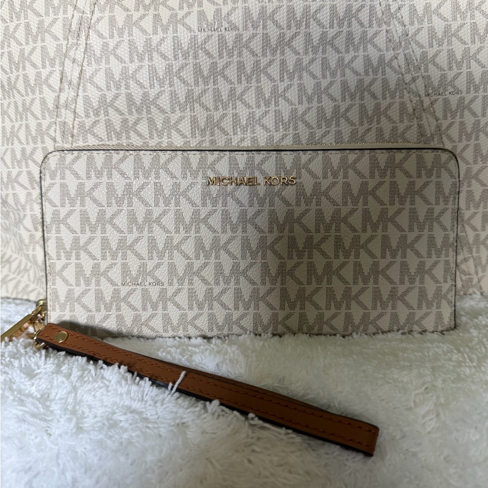 SOLD❣️ Michael Kors Vanilla and Gold Hardware Travel Continental Wallet
